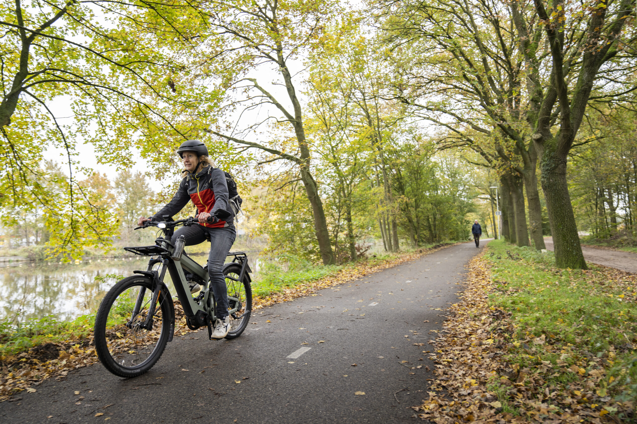 Fietser in bos fietspad