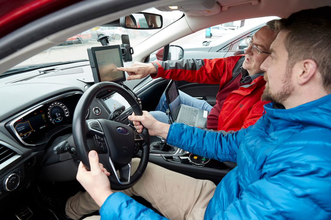 Samen rijden auto mannen